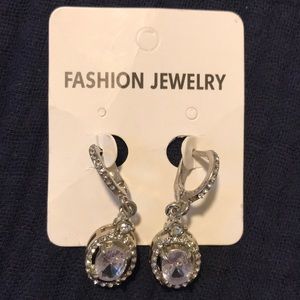NWOT Dangling rhinestone drop pierced earrings Size OS